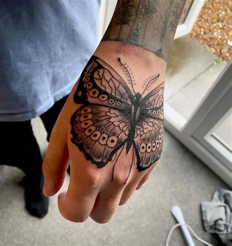 84 Unquestionably Rhythmic Butterfly Hand Tattoos。